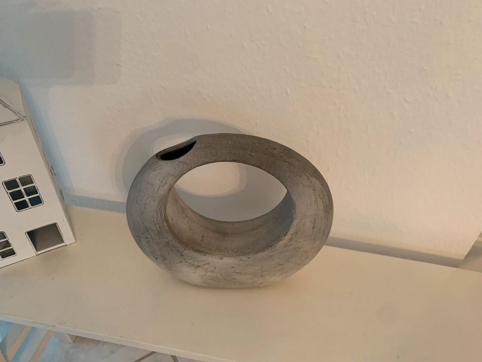 Formano  handgefertigte keramikvase grau rund betonoptik in Solms