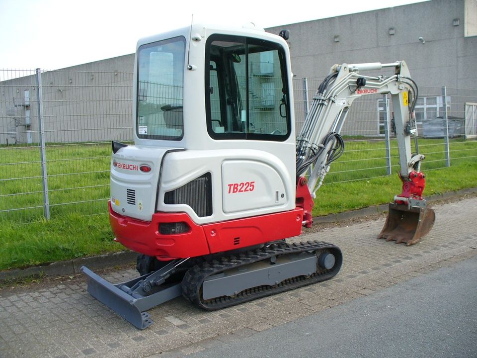 Takeuchi TB 225 V4 POWERTILT Vollausstattung in Velen