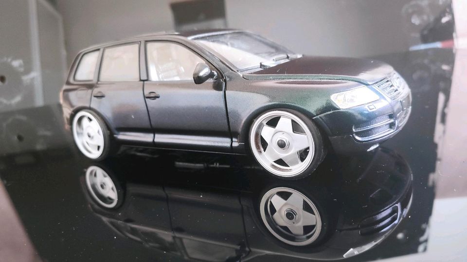 1:18 VW Touareg Effektlackierung und 22" Borbet Felgen in Remscheid