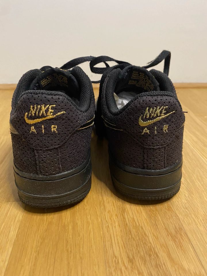 Nike Air Force 1 low limited edition Sneaker schwarz gold | Damen in Bremen