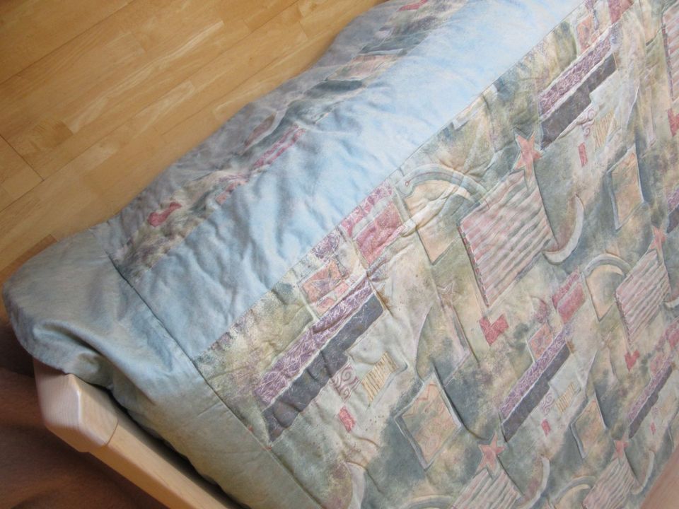 Schöne gesteppte Bettdecke für 1,4 m Bett in Kriftel