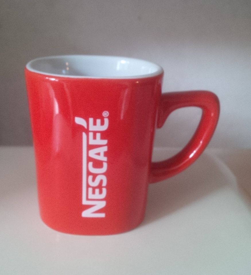 kleiner Porzellan Trinkbecher "NESCAFE" rote Tasse SAMMELBECHER in Grünwald