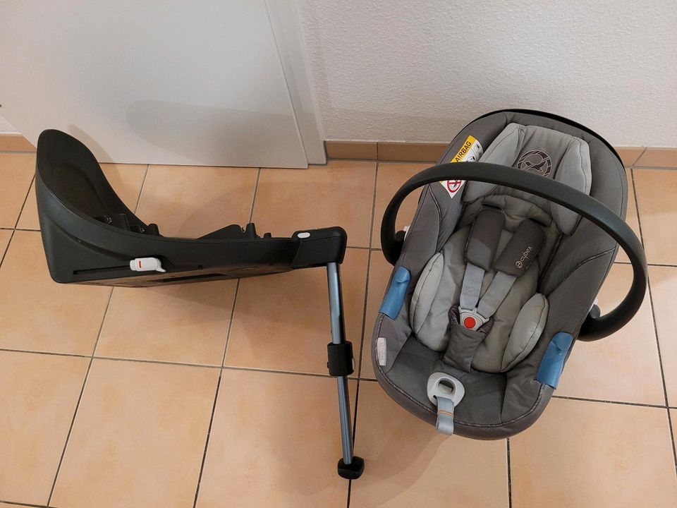 CYBEX Gold Babyschale Aton M, Inkl. Neugeboreneneinlage mit Basis in Bühl