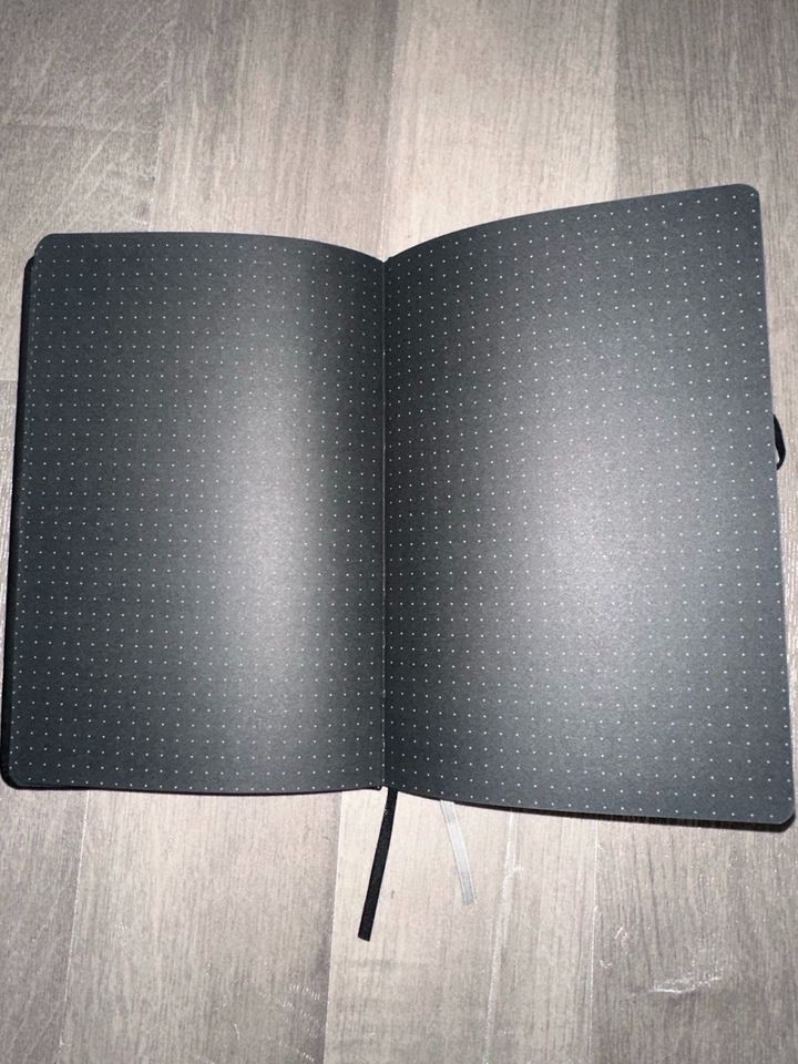 Bullet Journal schwarze Seiten, zwei Lesezeichen, Stiftlasche, in Berlin