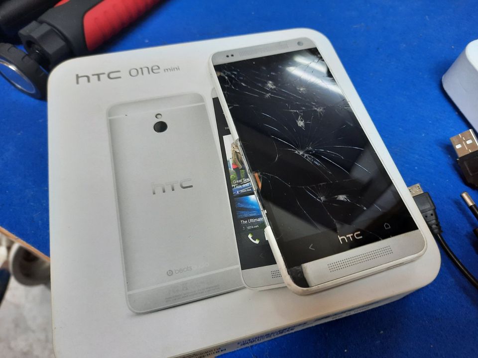 Htc one 801n in Rot und Htc mini weiss in Obernholz