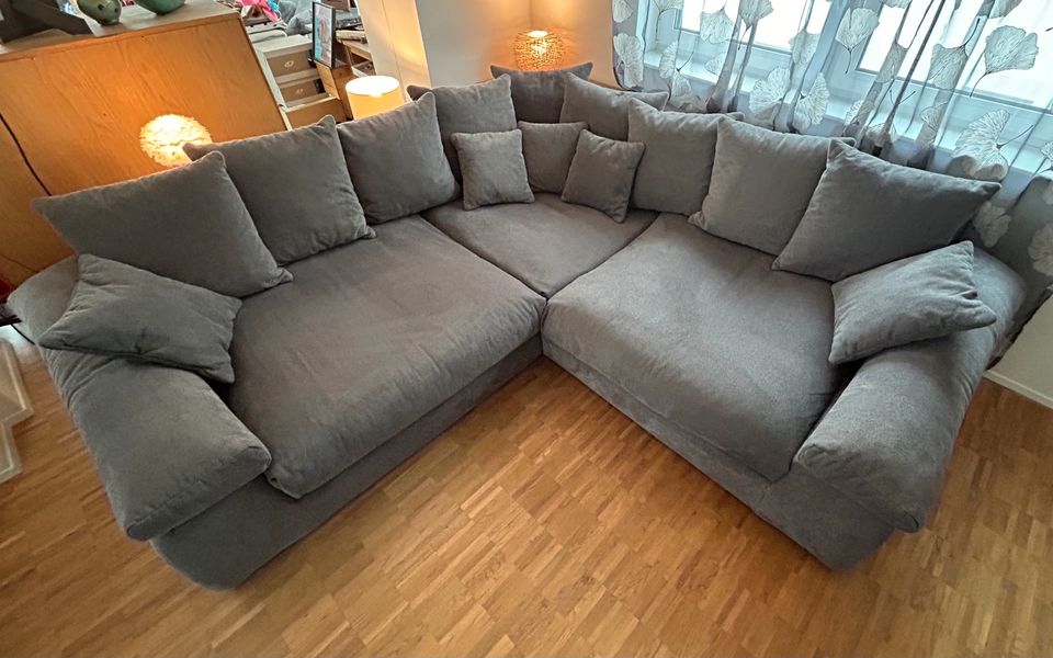 Wohnlandschaft/Riesen-Couch in Dunkelgrau inklusive Kissen in Karlsruhe