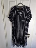 Only Carmakoma Kleid Longbluse schwarz Streifen Gr. 48 Niedersachsen - Zetel Vorschau