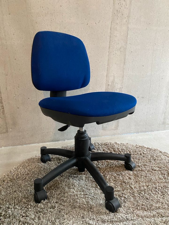 Bürostuhl / Drehstuhl blau kaum benutzt in Spremberg
