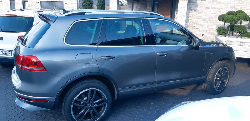 VW Touareg 3.0TDI , Leder, AHK, Standhei, 4Zonen Klima, MFL in Calberlah