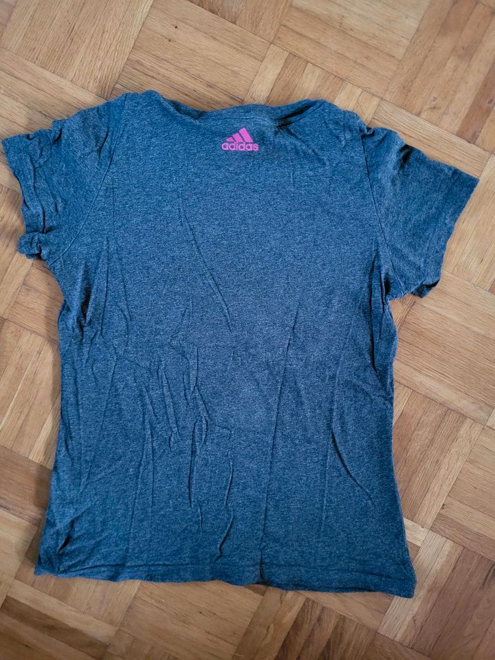 T-Shirt von Adidas Größe 34/36 in Wiesmoor