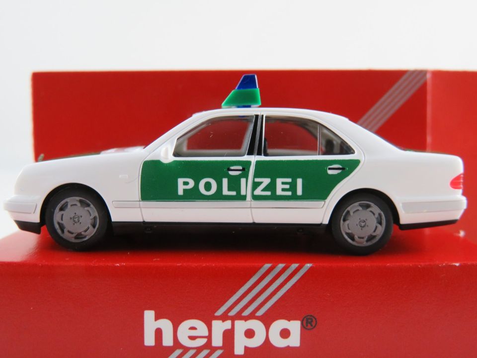 Herpa 042864 Mercedes-Benz E 320 Lim. (1995-2002) "POLIZEI" 1:87 in Bad Abbach