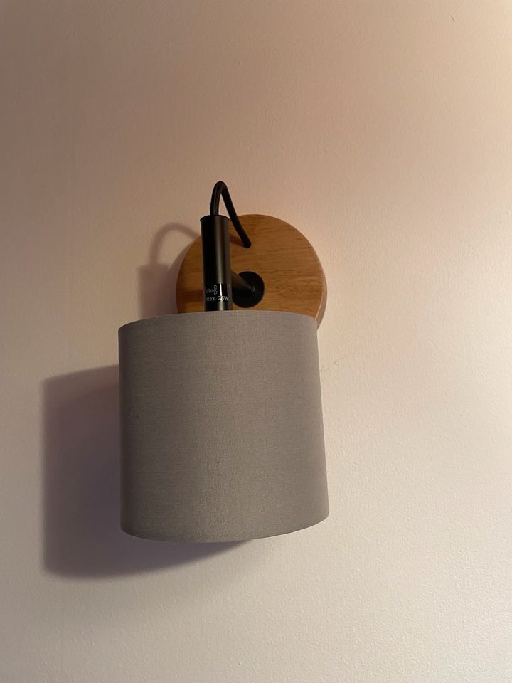Wandlampe mit grauem Lampenschirm und Holzoptik in Traunstein