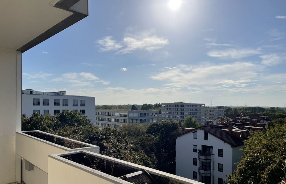 Schöne helle 3-Zi-Dachgeschosswohnung mit Panorama Alpenblick, Balkon & viel Gestaltungspotenzial in München