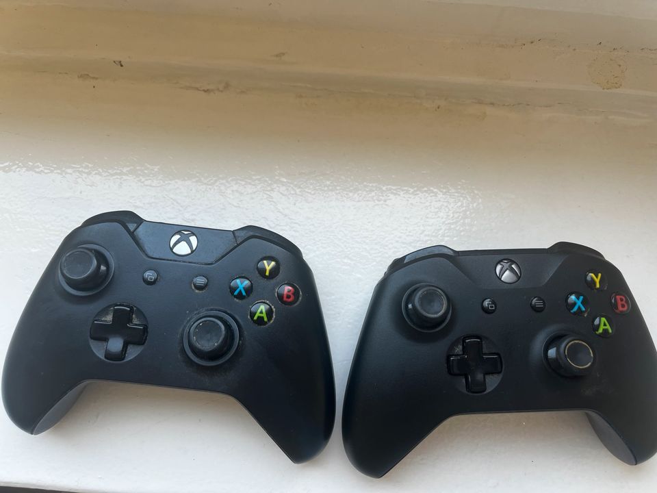 Xbox One mit Controller in Itzehoe