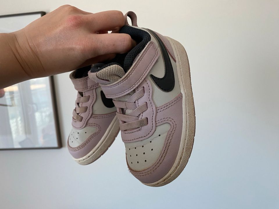 süße NIKE Kinder Sneaker Turnschuhe flieder pastell Gr. 23.5 in Hamburg