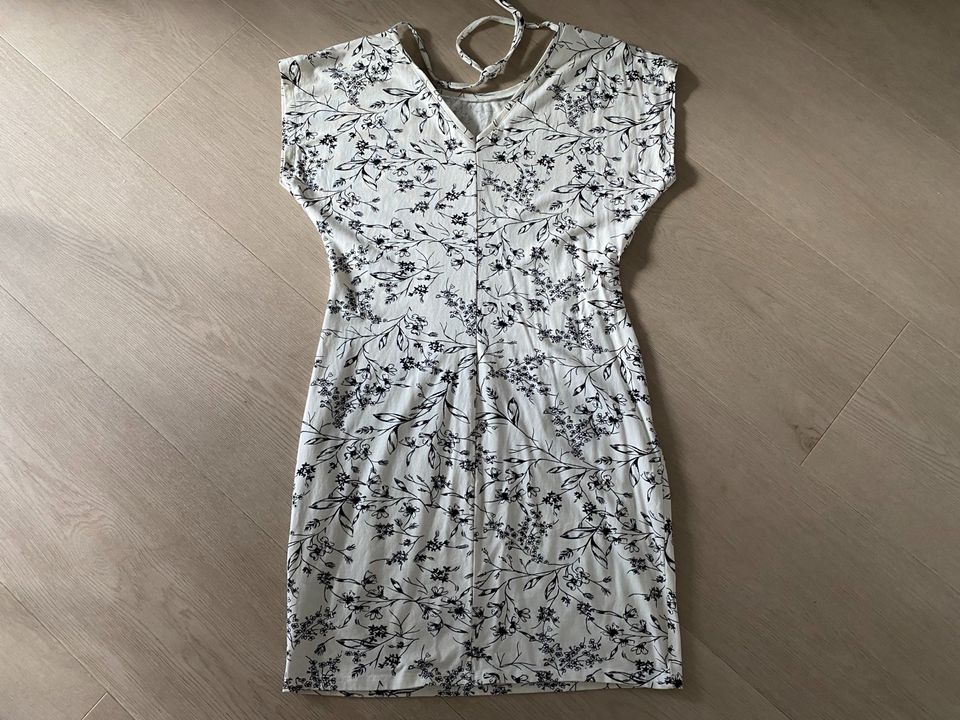 Kleid von Jessica Dress floral Gr. S in Ingolstadt