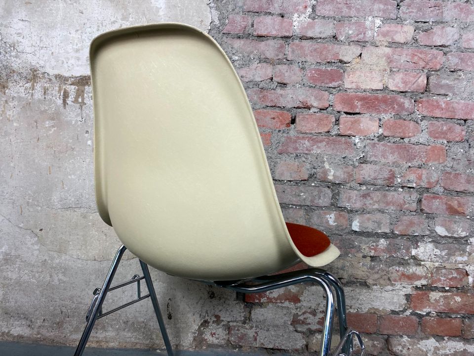 1/4 Eames DSS Chair Vitra Fiberglas Stuhl Vintage Stapelstühle in Wuppertal