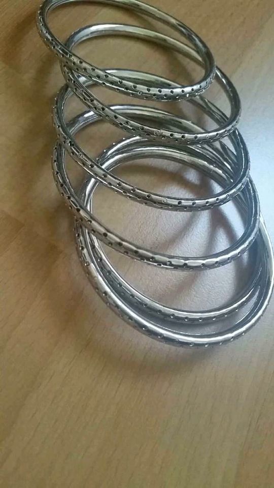 Armbänder Metall 6stück  Silber leicht stylisch modern in Rosenberg