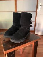 UGG Stiefel schwarz mit Schleifen, gefüttert Gr. 39 Hamburg-Nord - Hamburg Winterhude Vorschau