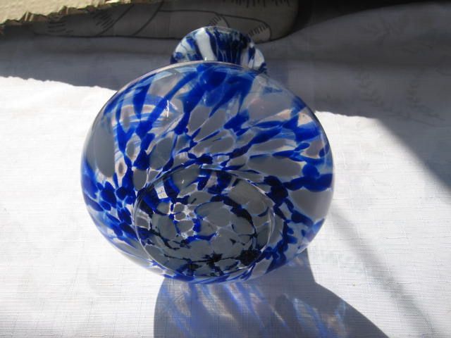 Vase Vintage Desing Mundgeblasen 18 cm hoch, 14 cm unten,8 cm in Leezen