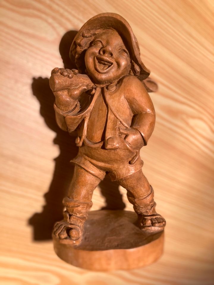 Geschnitzte Holzfigur „lustiger Wanderer“, ca. 22 cm in Sonthofen