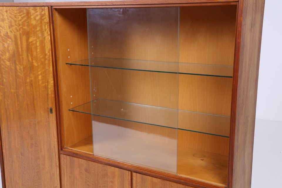 Vintage Highboard 60er Jahre | Mid Century Glas Vitrine Wäscheschrank Wohnzimmerschrank Schrank Retro 70er Nussbaum in Berlin