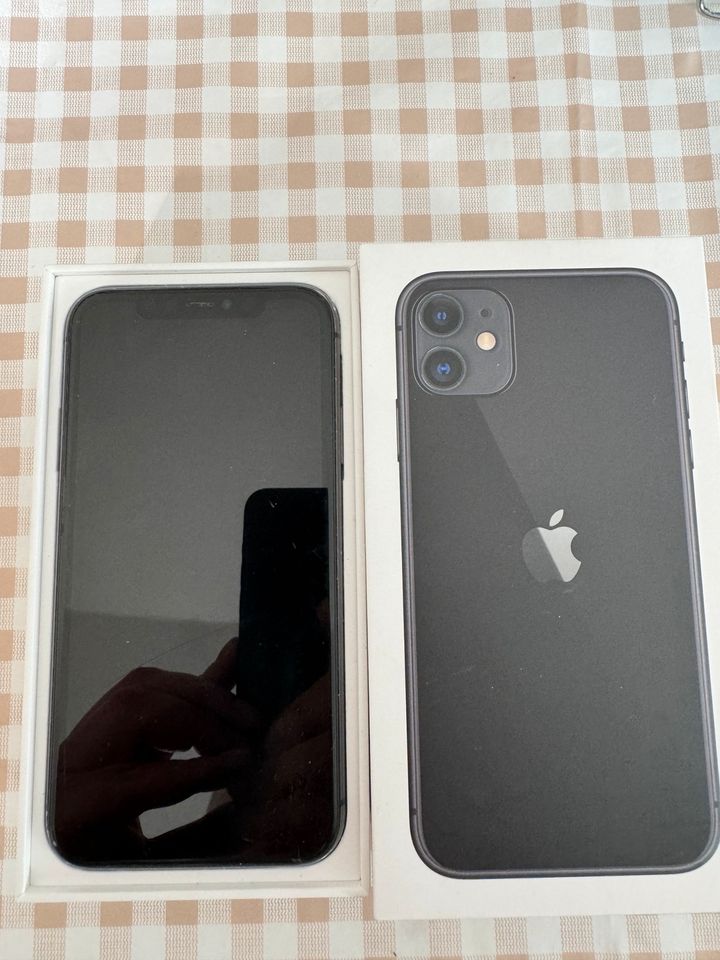 iPhone 11 128GB schwarz/ gelb in Lindlar