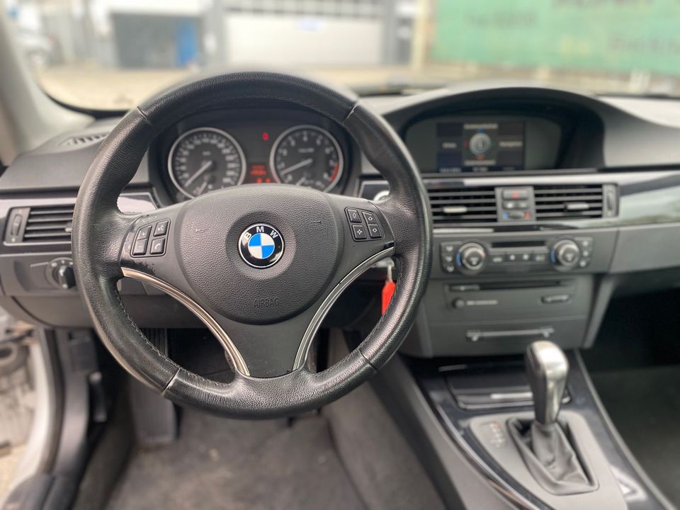 BMW 325i Coupe*Vollleder*Xenon*Navi*Automatik*EURO 4 in Backnang