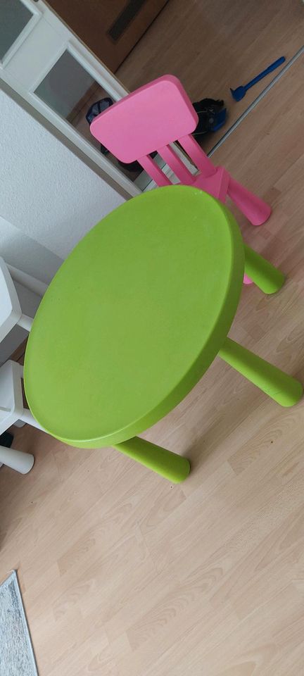 Kindertisch mit Stuhl in Duisburg