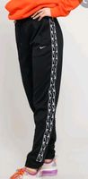 Nike Damen Jogginghose Jogger Logo Tape Schwarz S neuwertig Nordrhein-Westfalen - Kamp-Lintfort Vorschau