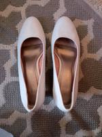 Weiße Pumps Schuhe Brautschuhe Gr 40 von Tamaris Sachsen - Görlitz Vorschau