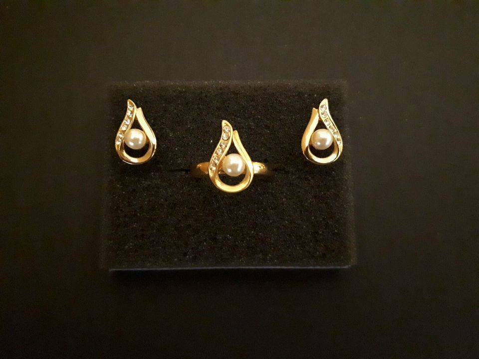 Ring Ohrstecker golden Perle weiße Steine Tropfen Modeschmuck Set in Berlin