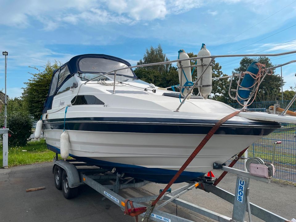 Bayliner Kajüt-/ Sportboot mit neuem Motor in Weyhe