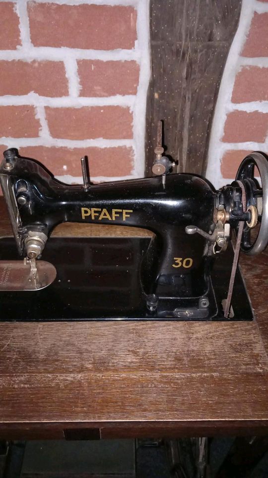 Pfaff 30 Nähmaschine mit Tisch in Oebisfelde-Weferlingen