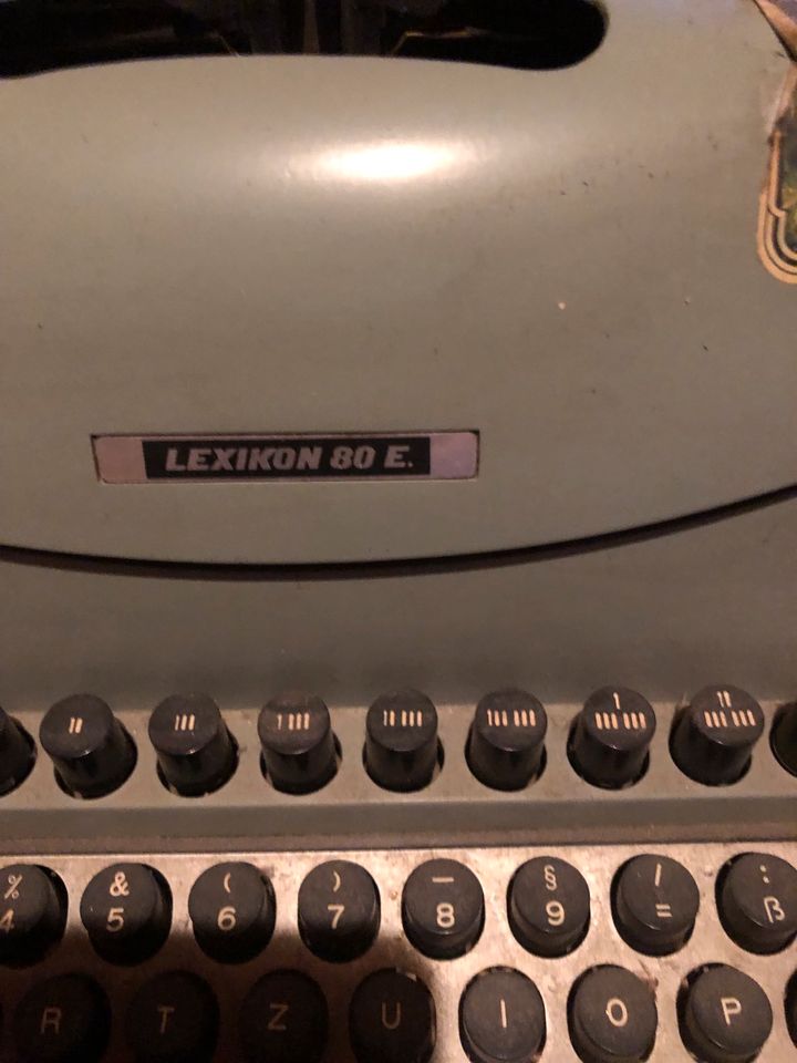 Olivetti elektrische Schreibmaschine in Kevelaer