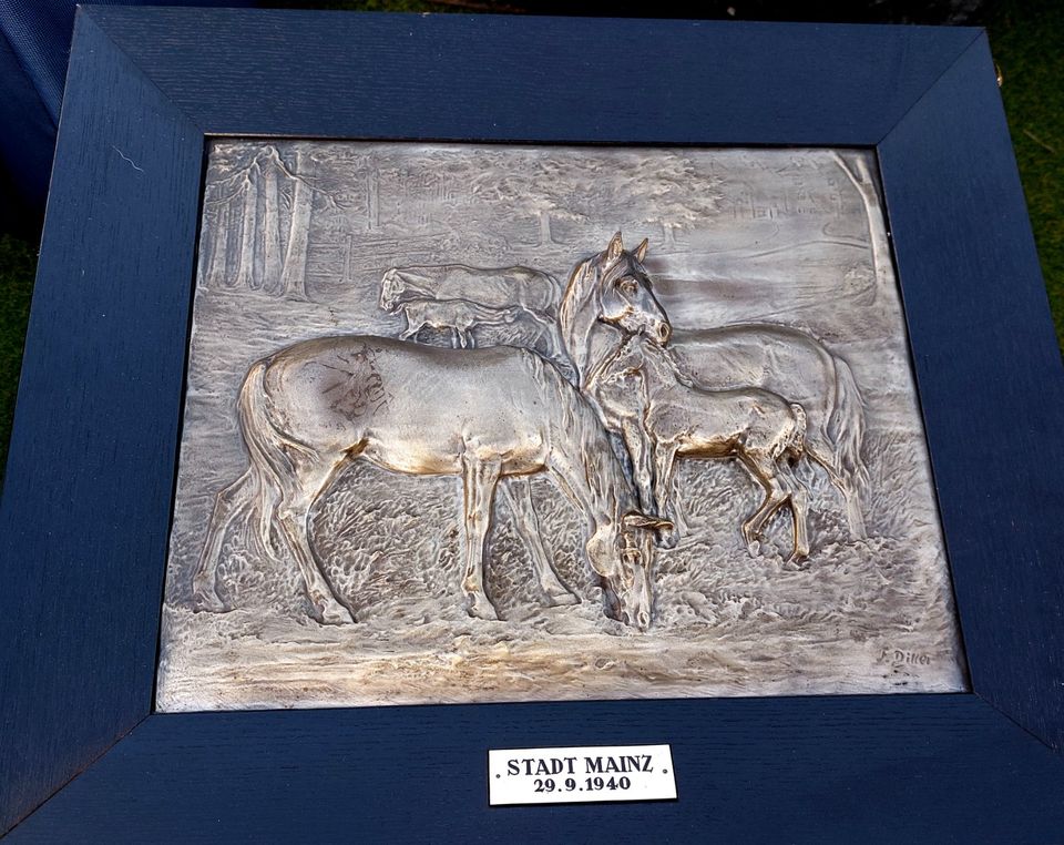 Wunderschön gearbeitetes Reliefbild F. Diller - Pferde - Metall in München