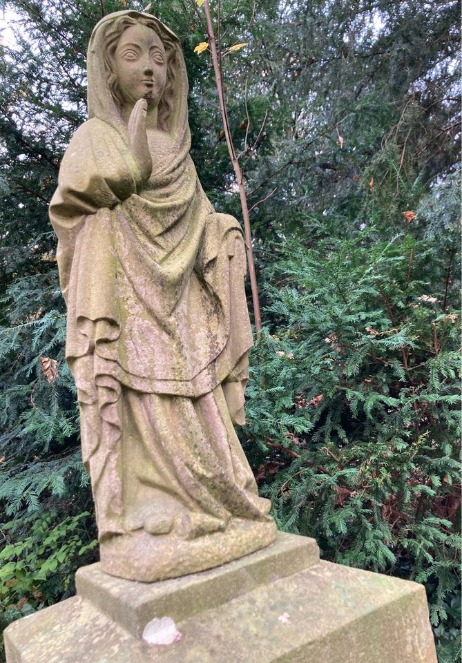 Madonna Statue aus Stein, Skulptur, Denkmal, Grab in Frankfurt am Main