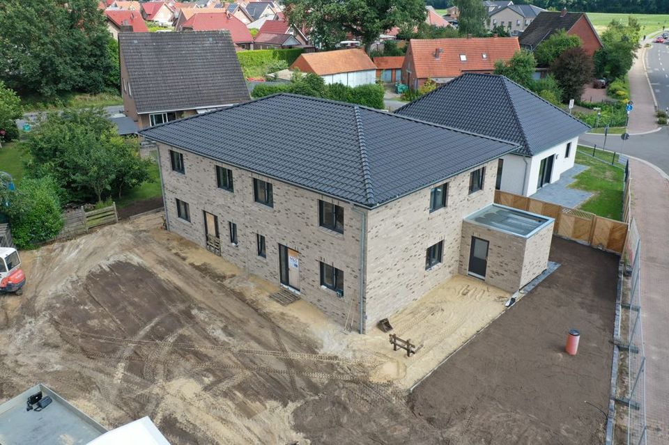 schlüsselfertige Neubau-Doppelhaushälfte KfW55 nebst Aluminium-Carport und massivem Geräteraum! in Geeste