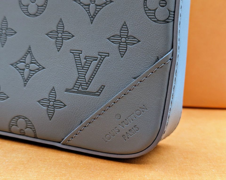 Louis Vuitton Duo Messenger Monogram Shadow Leder Grau Tasche in Kiel