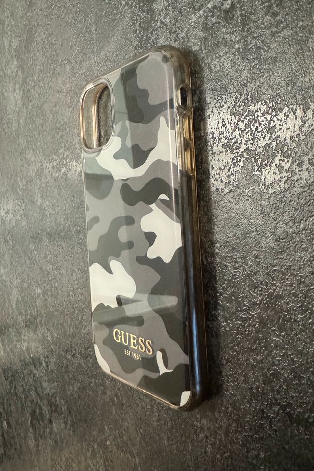 iPhone 11 Guess Schutzhülle Original Camouflage Hülle Silikon in Schwabmünchen