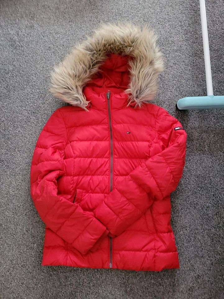 Tommy Hilfiger Winterjacke Daunenjacke S rot 36 Kapuze Fellimitat in Sinsheim