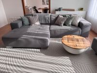 Schönes und großes graues Sofa mit Hocker Baden-Württemberg - Gammertingen Vorschau