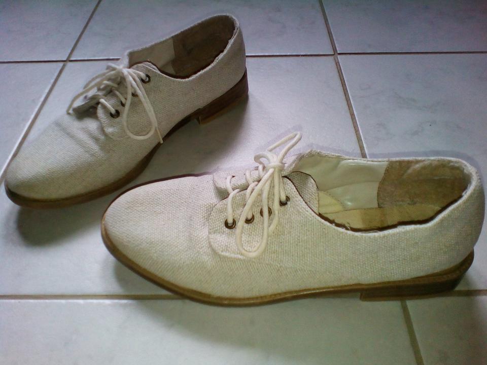 Schöne Leinenschuhe Gr. 37 in beige, reparaturbedürftig in Isenbüttel