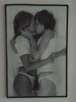 Poster Kiss by Tanya Chalkin Zwei Frauen Kuss im Rahmen Bayern - Garmisch-Partenkirchen Vorschau