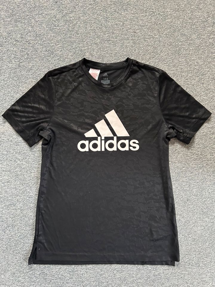 Adidas & Puma Shortshirt Kurz Jungen/Mädchen Schwarz Gr. 164 in Düsseldorf