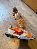 Nike – Air Max Pre-Day – Sneaker in Orange/Weiß US 11 Gr. 45 Köln - Ehrenfeld Vorschau