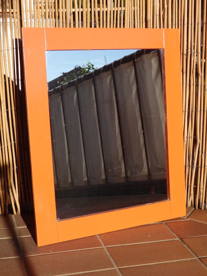 Rechteckiger Spiegel mit orangefarbenem Rahmen in Stuttgart