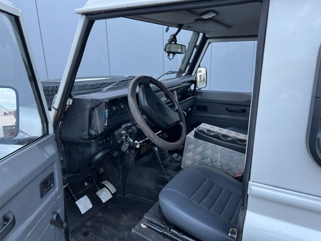 Land Rover Defender 110 TD5 Hardtop 1. Hand in Trier