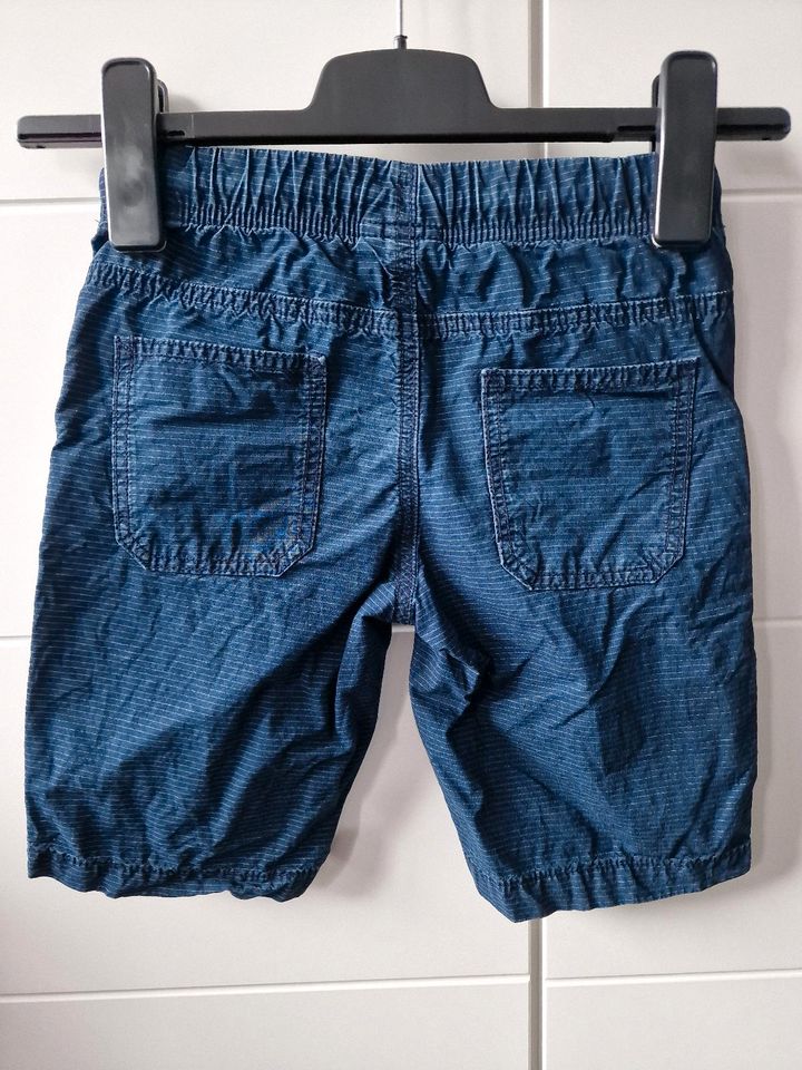 Kurze Hose/Shorts blau/weiß gestreift, Größe 122 von C&A in Bergheim