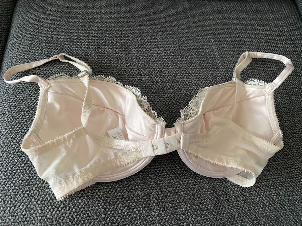 Cremefarbener Spitzen BH Gr 65 E Wonderbra in Lüdenscheid